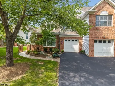 28 Pond Ridge Dr, Clinton, NJ 08809