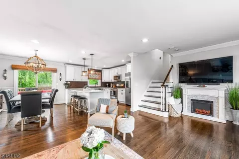 28 Chicjon Ln, East Hanover, NJ 07936