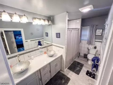 Bath - 925 Hillside Ave, Plainfield, NJ 07060 photo 2 of 5