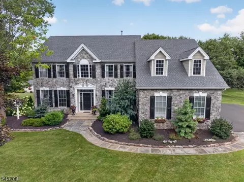 16 Meadowview Dr, Phillipsburg, NJ 08865