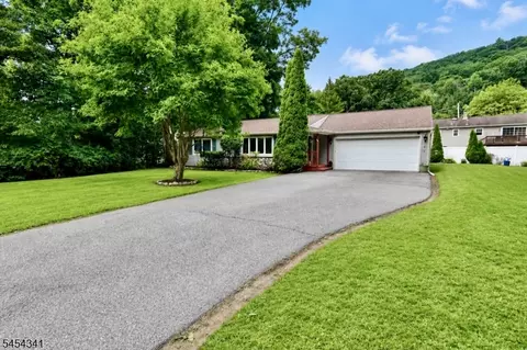 47 Pequot Trl, Oak Ridge, NJ 07438