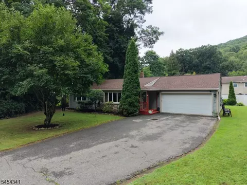 47 Pequot Trl, Oak Ridge, NJ 07438