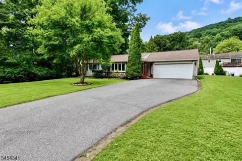 47 Pequot Trl, Oak Ridge, NJ 07438
