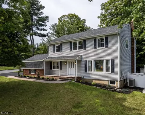 4 W Circuit Dr, Succasunna, NJ 07876