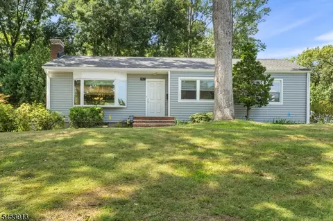 47 Ferncliff Rd, Morris Plains, NJ 07950