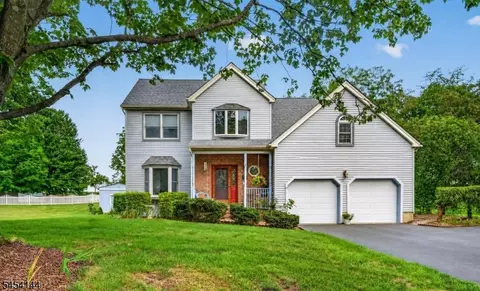 280 Stonehenge Dr, Phillipsburg, NJ 08865