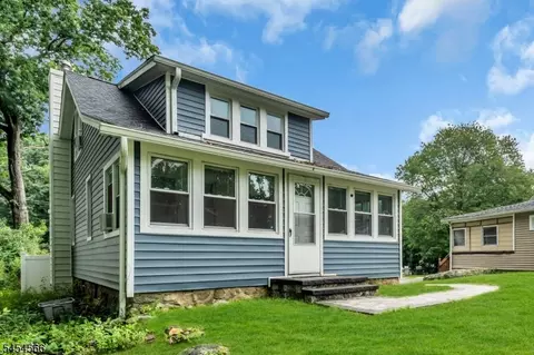 7 Birchwood Dr, Budd Lake, NJ 07828