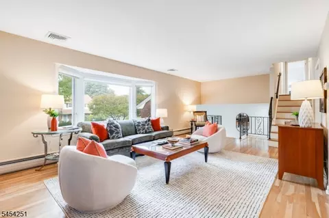 49 Country Club Ln, Springfield, NJ 07081