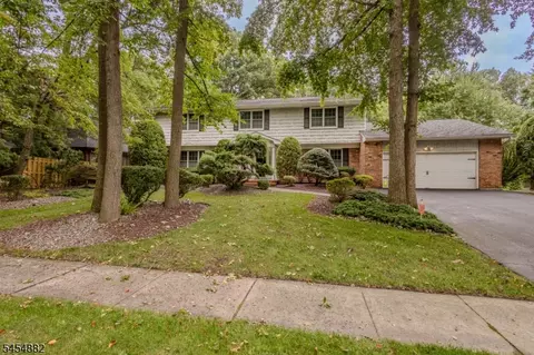 6 Burlington Ln, East Brunswick, NJ 08816