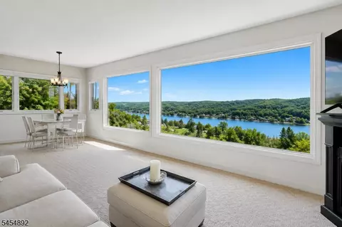 9 Golfview Ter, Sparta, NJ 07871