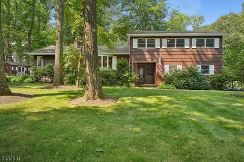 18 Holly Dr, Succasunna, NJ 07876