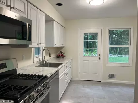 150 Saddleback Ct, Sparta, NJ 07871