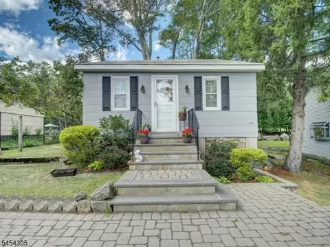146 Monroe Trl, Hopatcong, NJ 07843
