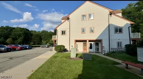 64 Woods Edge Dr #64, Succasunna, NJ 07876