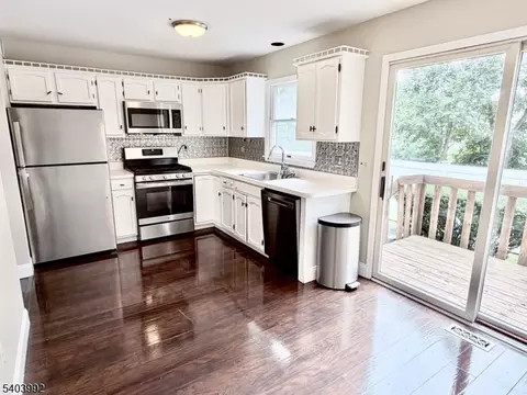 Kitchen - 86 Wilton Ave, Middlesex, NJ 08846 photo 2 of 3