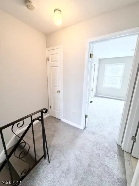 Entry Way - 86 Wilton Ave, Middlesex, NJ 08846 photo 2 of 2