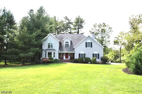 17 Boehm Dr, Lebanon, NJ 08833