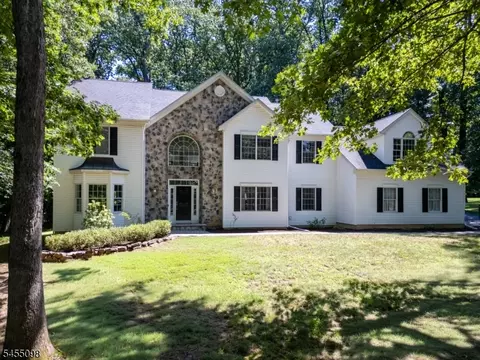 1 Red Oak Ln, Randolph, NJ 07869
