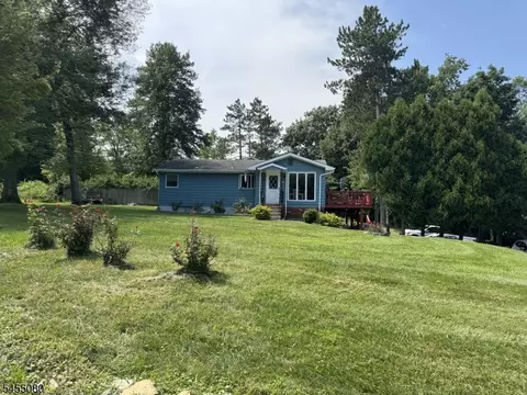 31 Barry Dr, Highland Lakes, NJ 07422