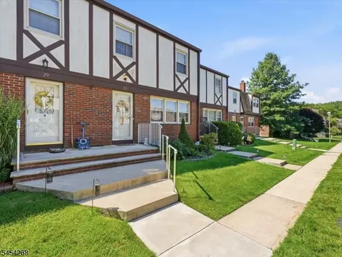 28 Tudor Pl, Budd Lake, NJ 07828