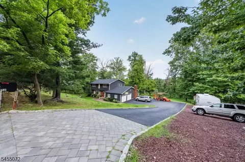 57 Longview Dr, Green Brook, NJ 08812