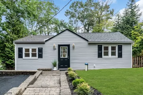 19 Sutton Rd, Hopatcong, NJ 07843
