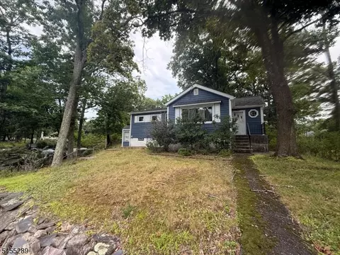 3 Illinois Trl, Hopatcong, NJ 07843