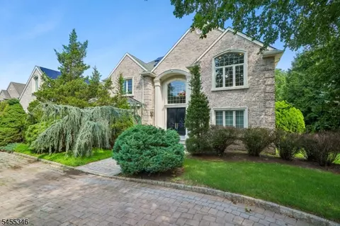 4 Centennial Ct, Totowa, NJ 07512