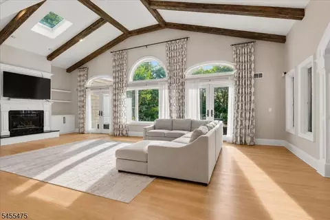 Living - 412 Valley View Ave, Paramus, NJ 07652 photo 2 of 4