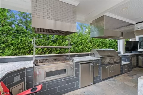 Kitchen - 412 Valley View Ave, Paramus, NJ 07652 photo 4 of 5