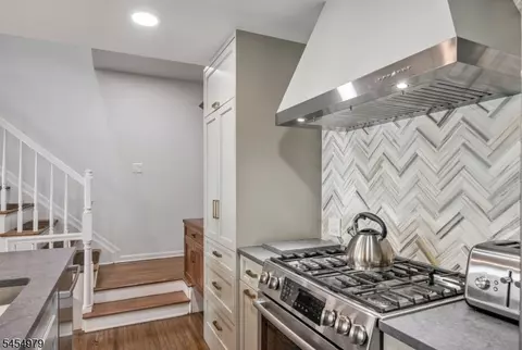 Kitchen - 72 Tanager Ct, Wayne, NJ 07470 photo 4 of 7