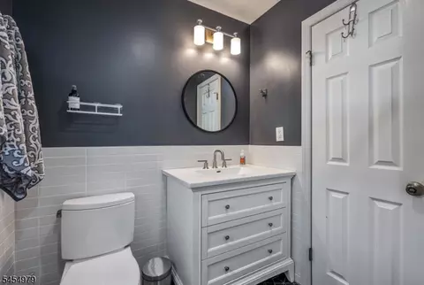 Bath - 72 Tanager Ct, Wayne, NJ 07470 photo 5 of 6