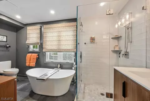 Bath - 72 Tanager Ct, Wayne, NJ 07470 photo 1 of 6