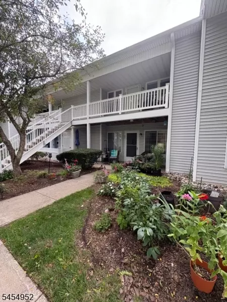 23 Village Green Rd, Bedminster, NJ 07921