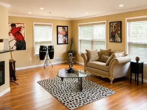 28 Richmond St, Newark, NJ 07103