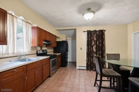 526 E 25th St, Paterson, NJ 07514