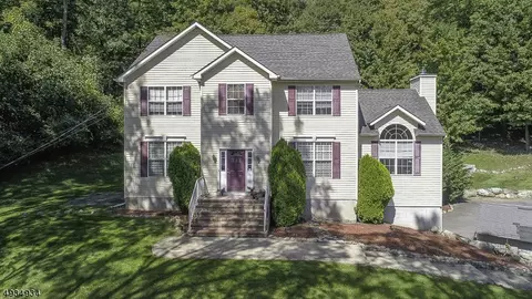 145 Mountain Lake Rd, Belvidere, NJ 07823