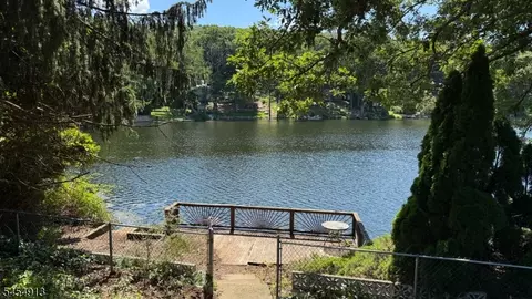 52 Horseshoe Dr, Oak Ridge, NJ 07438