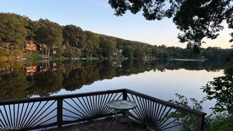 52 Horseshoe Dr, Oak Ridge, NJ 07438