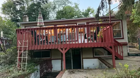 52 Horseshoe Dr, Oak Ridge, NJ 07438