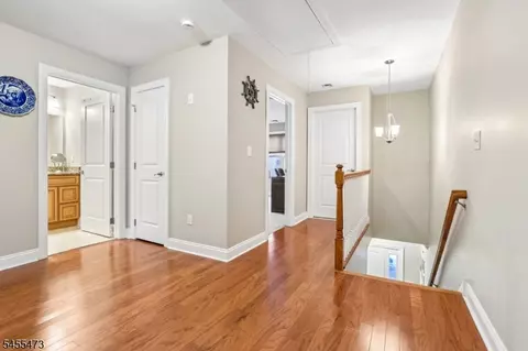 Entry Way - 35 Red Oak Ct, Haskell, NJ 07420 photo 2 of 2
