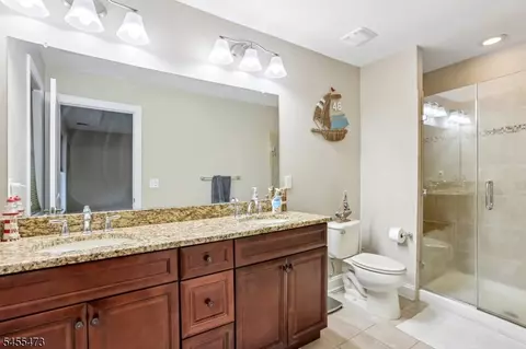 Bath - 35 Red Oak Ct, Haskell, NJ 07420 photo 1 of 2