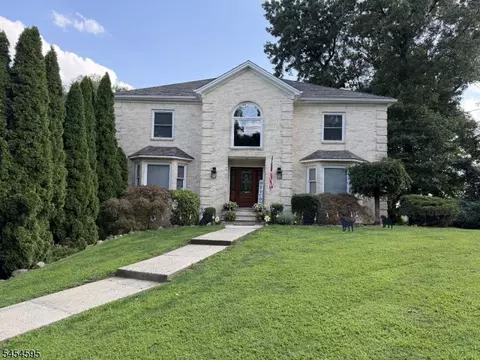 17 Rosenbrook Dr, Lincoln Park, NJ 07035