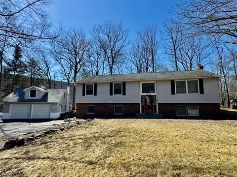 38 Notch Rd, Oak Ridge, NJ 07438