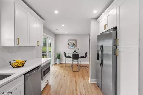 Entry Way - 76 Dawn Ave, North Haledon, NJ 07508 photo 5 of 7
