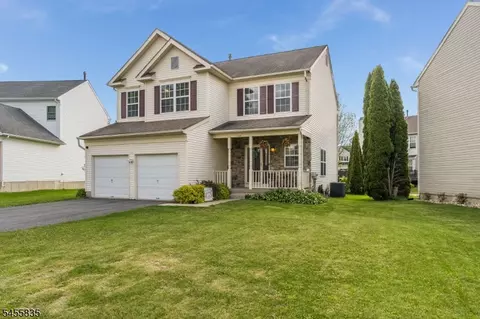 1304 Brian Cir, Stewartsville, NJ 08886