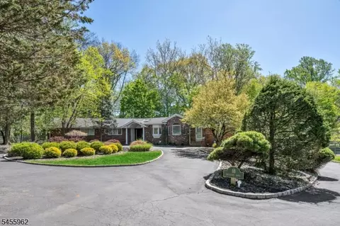 18 Belvidere Dr, Livingston, NJ 07039