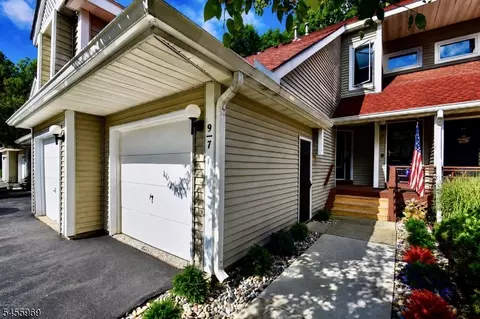 7 Pine Hollow Ct, Oak Ridge, NJ 07438