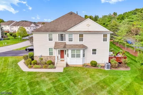40 Indian Field Dr, Hamburg, NJ 07419