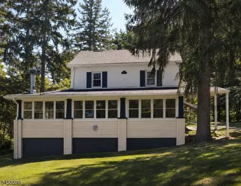 464 Buckhorn Dr, Belvidere, NJ 07823